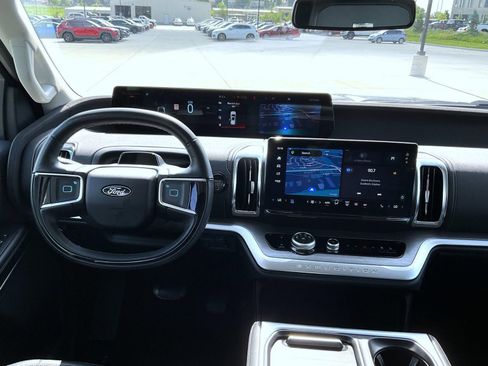 Used 2025 Ford Expedition Platinum AWD/4WD image 14