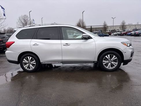 Used 2018 Nissan Pathfinder SV image 12