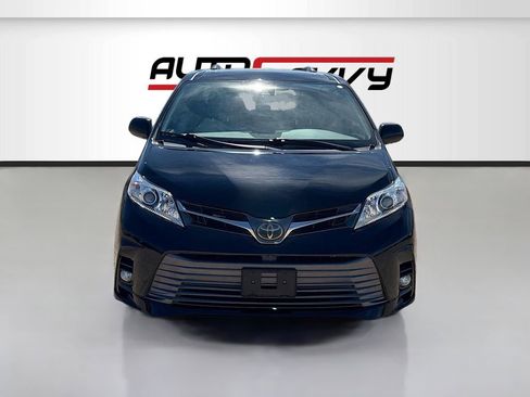 Used 2020 Toyota Sienna XLE w/ XLE Navigation Package FWD image 2