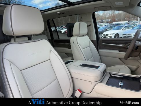 Used 2023 GMC Yukon XL Denali w/ Denali Reserve Package image 32
