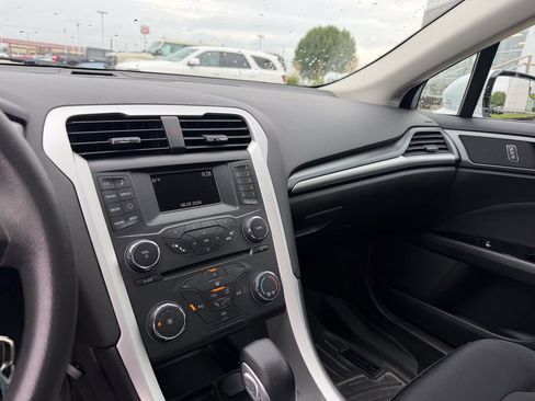 Used 2015 Ford Fusion SE FWD image 16