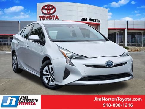 Used 2018 Toyota Prius Two w/ Prius Two Safety Plus Package FWD image 2
