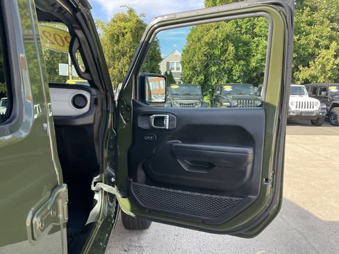 Used 2024 Jeep Wrangler Sport S image 9