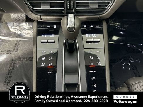 Used 2023 Porsche Macan Base image 9