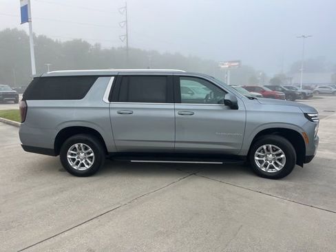 Used 2025 Chevrolet Suburban LT RWD image 10