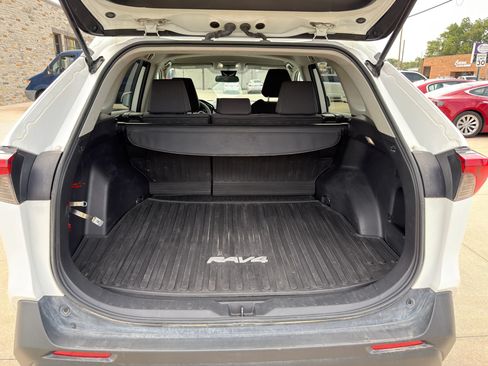 Used 2022 Toyota RAV4 LE FWD image 7