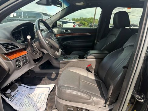 Used 2018 Lincoln MKT AWD image 13