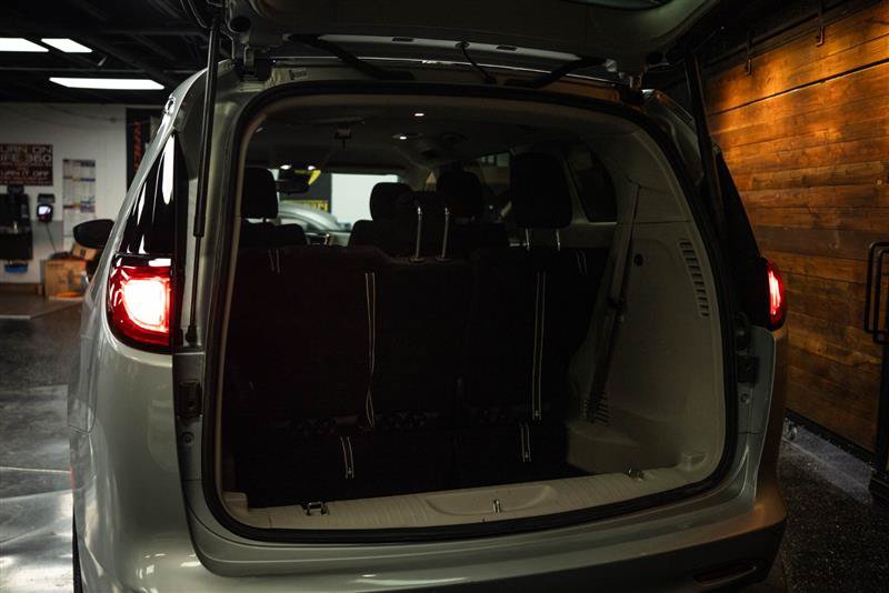 Used 2023 Chrysler Voyager LX FWD image 7