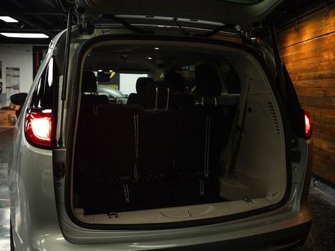Used 2023 Chrysler Voyager LX FWD image 7