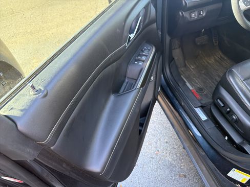 Used 2020 GMC Acadia SLT w/ LPO, Floor Liner Package FWD image 8