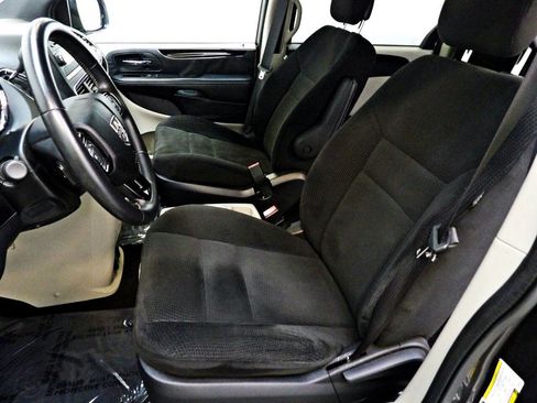 Used 2016 Dodge Grand Caravan SE FWD image 10