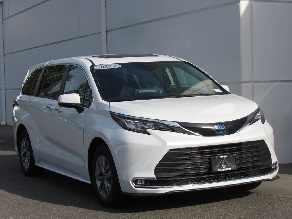 Certified 2023 Toyota Sienna XLE FWD image 2