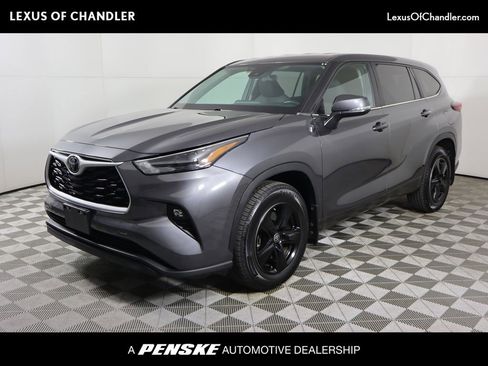 Used 2023 Toyota Highlander LE image 1