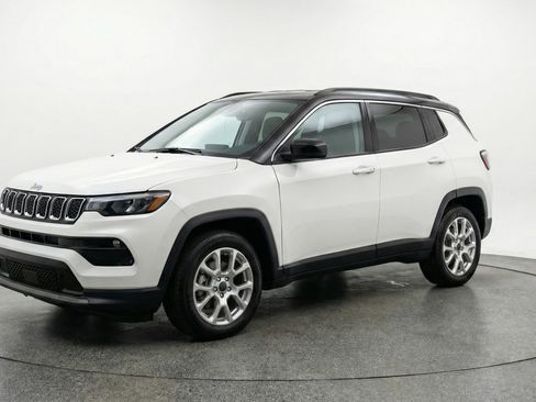 Used 2025 Jeep Compass Limited AWD/4WD image 3