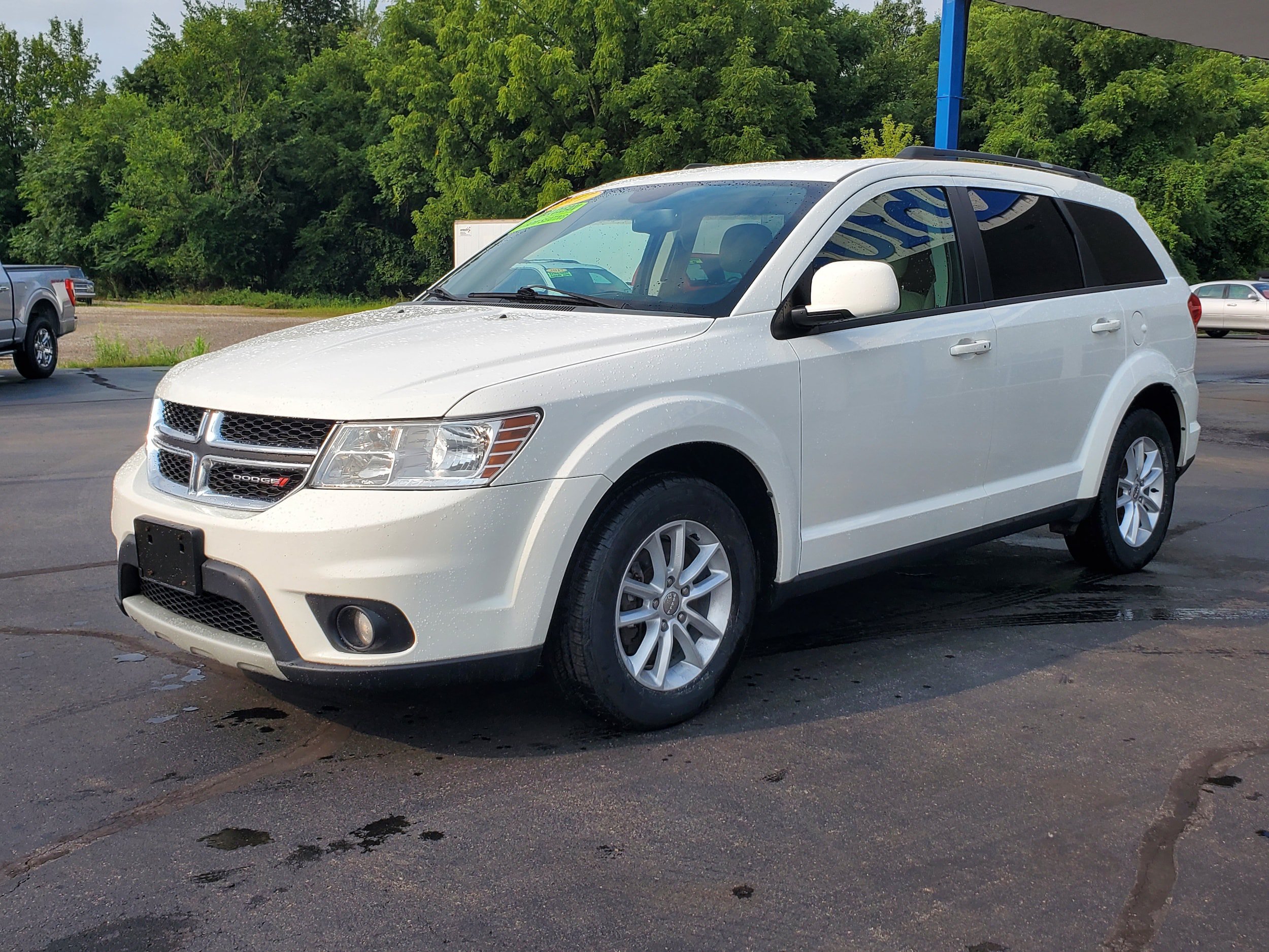 Used 2017 Dodge Journey SXT w/ Safe & Sound Group FWD image 2
