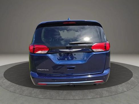 Used 2020 Chrysler Pacifica Touring FWD image 5