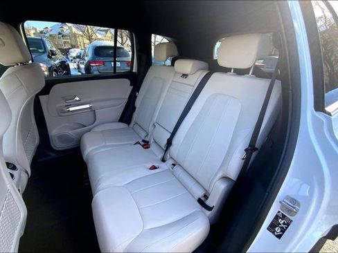 Used 2025 Mercedes-Benz GLB 250 4MATIC image 16