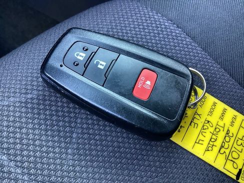 Used 2025 Toyota RAV4 XLE AWD/4WD image 28