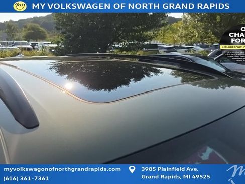 Used 2025 Volkswagen Atlas Peak Edition SE AWD/4WD image 8
