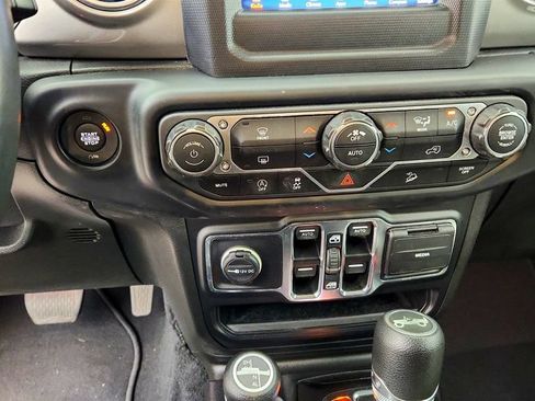 Used 2019 Jeep Wrangler Unlimited Sahara AWD/4WD image 17