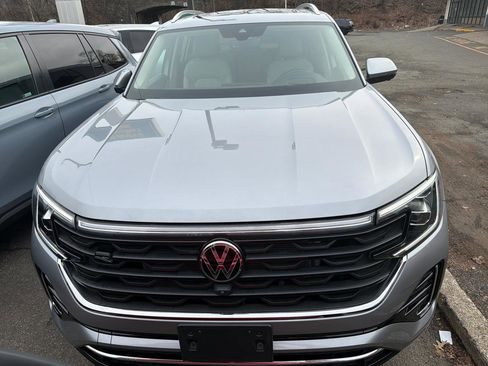 Used 2024 Volkswagen Atlas SEL Premium R-Line image 2