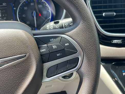 Used 2020 Chrysler Voyager LX FWD image 28