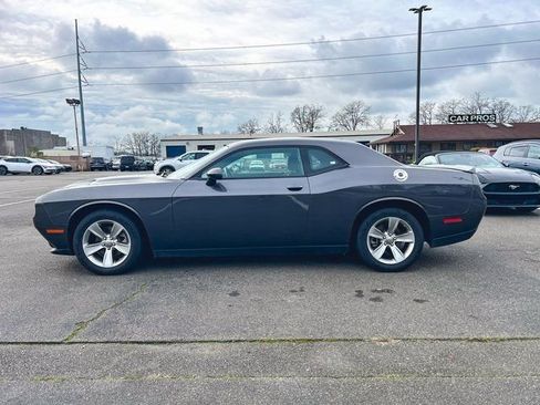 Used 2022 Dodge Challenger SXT image 9