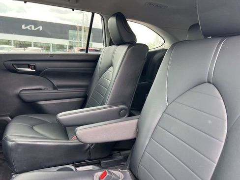 Used 2021 Toyota Highlander XLE image 31
