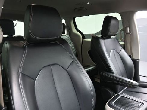 Used 2023 Chrysler Pacifica Touring-L FWD image 28