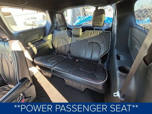 Used 2025 Chrysler Pacifica Limited image 11