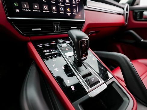 Certified 2023 Porsche Cayenne Platinum Edition image 21