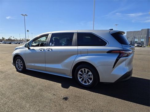 Used 2025 Toyota Sienna XLE image 6