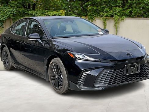 Certified 2025 Toyota Camry SE image 1