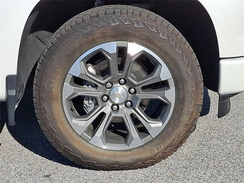 Used 2024 Chevrolet Silverado 1500 High Country w/ Technology Package image 12