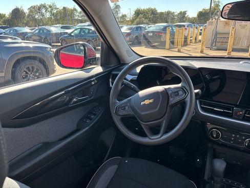 Used 2025 Chevrolet TrailBlazer LT image 32