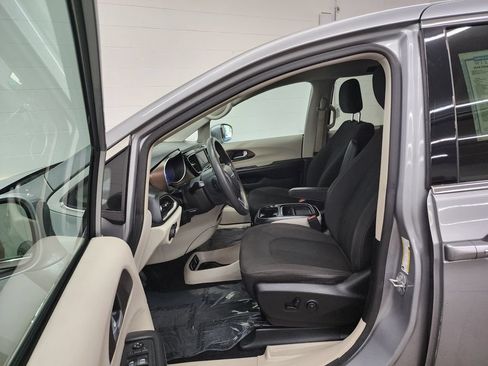 Used 2018 Chrysler Pacifica Touring Plus FWD image 12