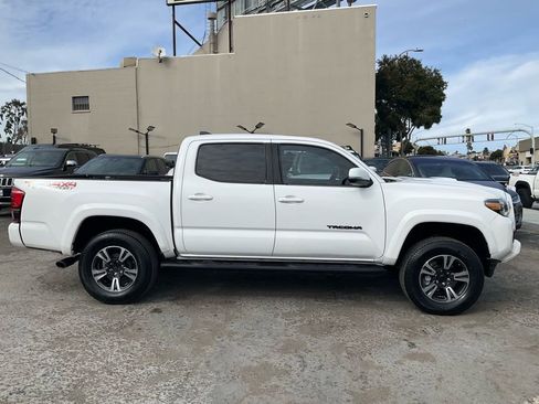 Used 2019 Toyota Tacoma TRD Sport image 3