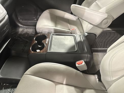 Used 2020 Toyota Sienna Limited image 30