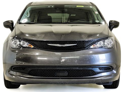 Used 2023 Chrysler Voyager LX FWD image 2