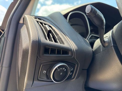 Used 2016 Ford Focus SE w/ SE Cold Weather Package FWD image 11