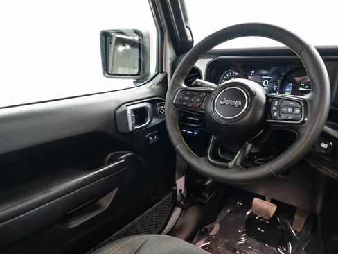 Used 2024 Jeep Wrangler Unlimited image 11