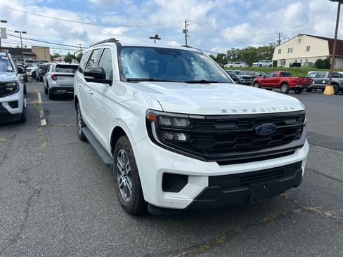 Certified 2025 Ford Expedition Active AWD/4WD image 3