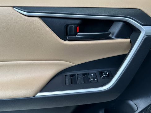 Used 2025 Toyota RAV4 LE AWD/4WD image 12