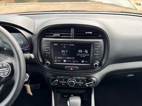 Used 2025 Kia Soul LX w/ LX Technology Package FWD image 17