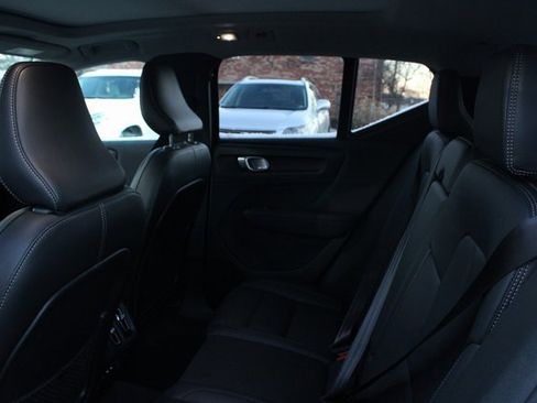 Used 2025 Volvo XC40 B5 Plus image 28