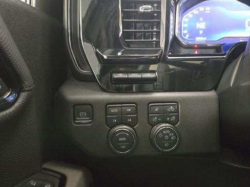 Certified 2023 Chevrolet Silverado 1500 ZR2 w/ Technology Package AWD/4WD image 31