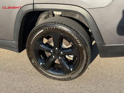 Used 2023 Jeep Grand Cherokee L Laredo image 4