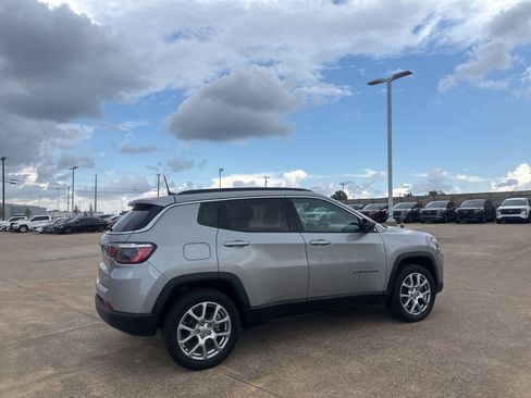 Used 2022 Jeep Compass Latitude AWD/4WD image 20