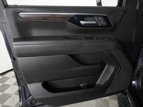 Used 2025 Chevrolet Suburban Z71 AWD/4WD image 15