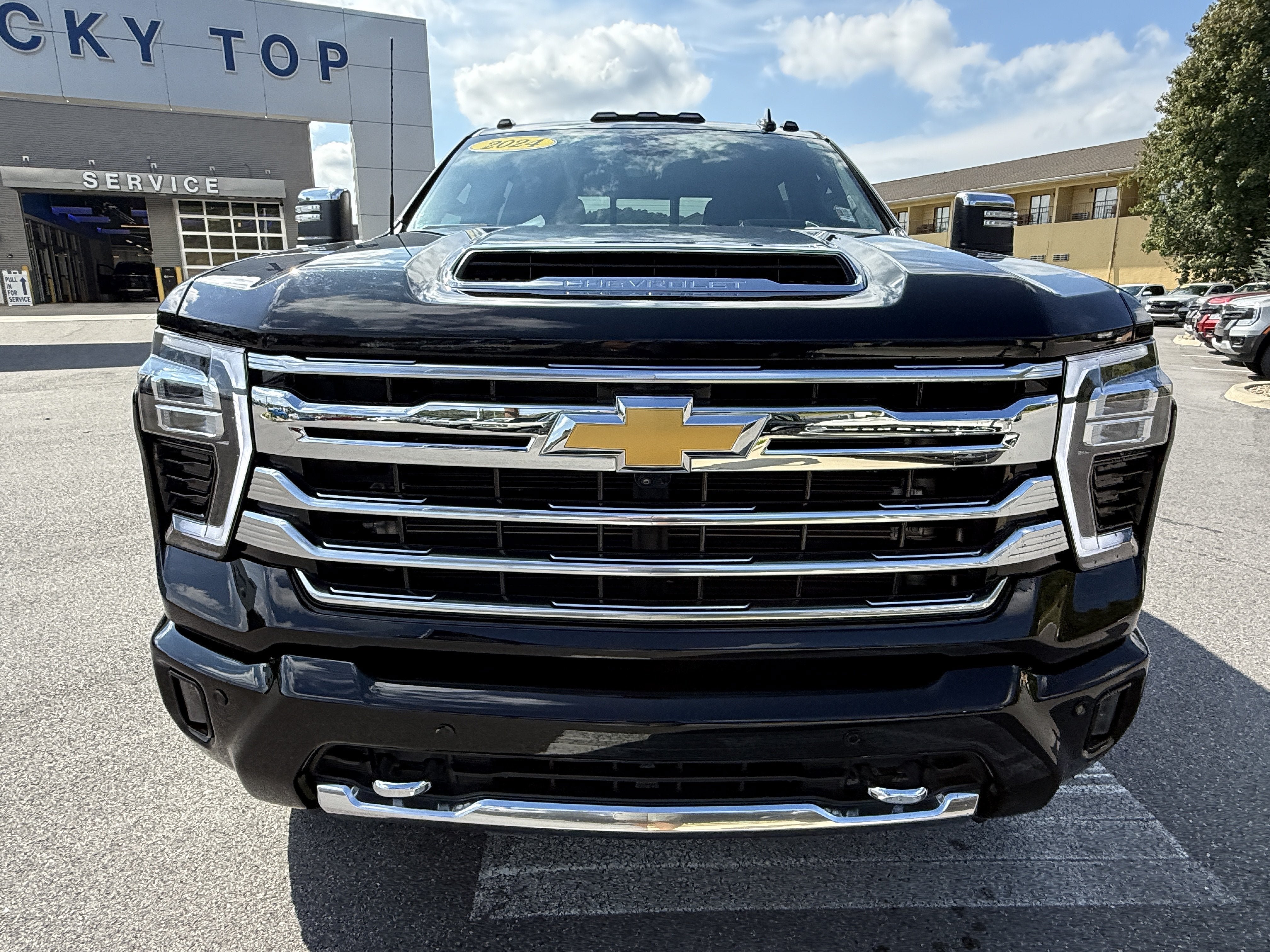 Used 2024 Chevrolet Silverado 3500 High Country w/ Technology Package AWD/4WD image 2